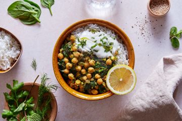 Kichererbsen in Kräutern und Pfefferminzjogurt