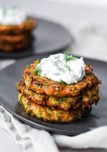 Kolokithokeftedes (Griechische Zucchini-Puffer mit Feta)
